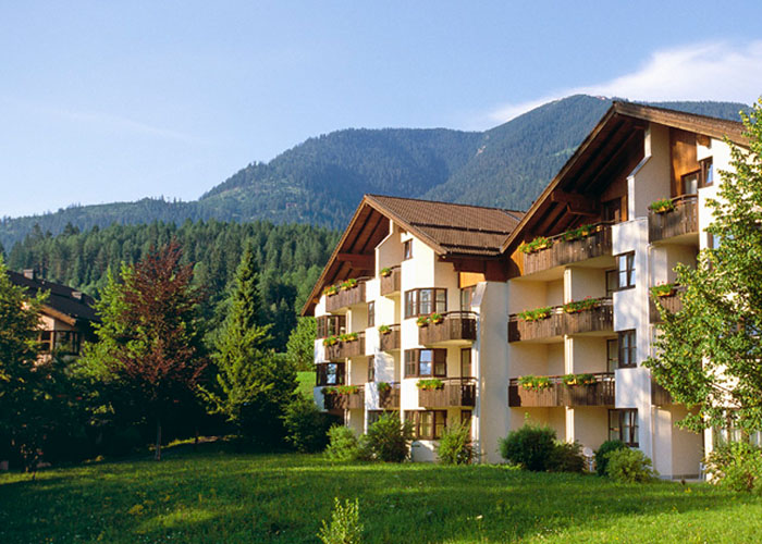 Dorint Sport Hotel Garmisch-Partenkirchen im Sommer mit Bergblick